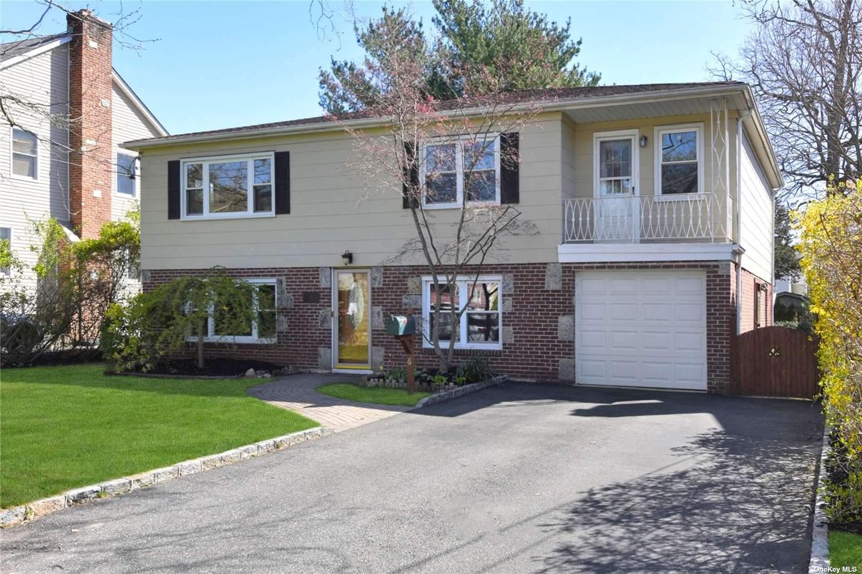 Attached, Exterior, Facade, Brick Facade, Raised Ranch