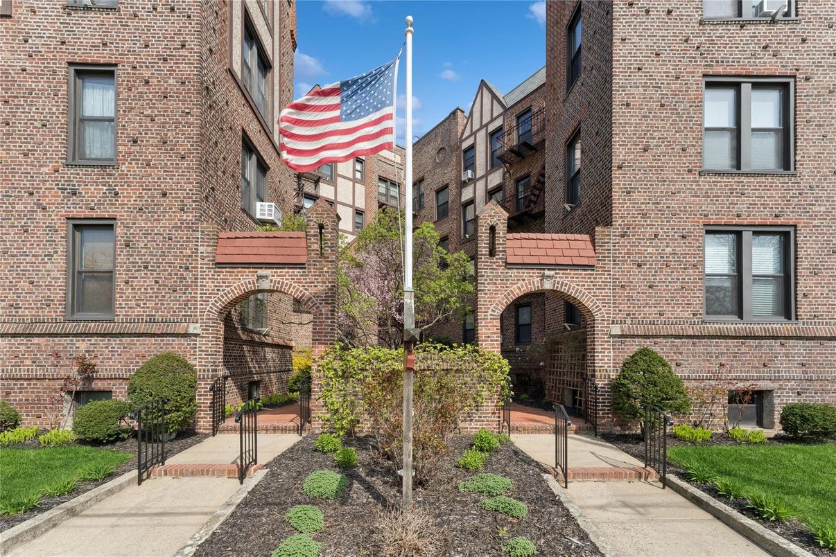Exterior, Facade, Brick Facade, Rowhouse