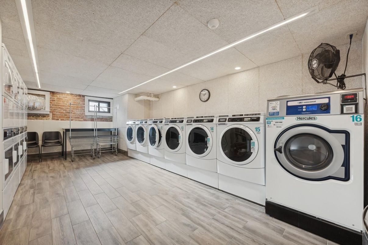 Interior, Recessed Lighting, Washer, Wood Texture Flooring