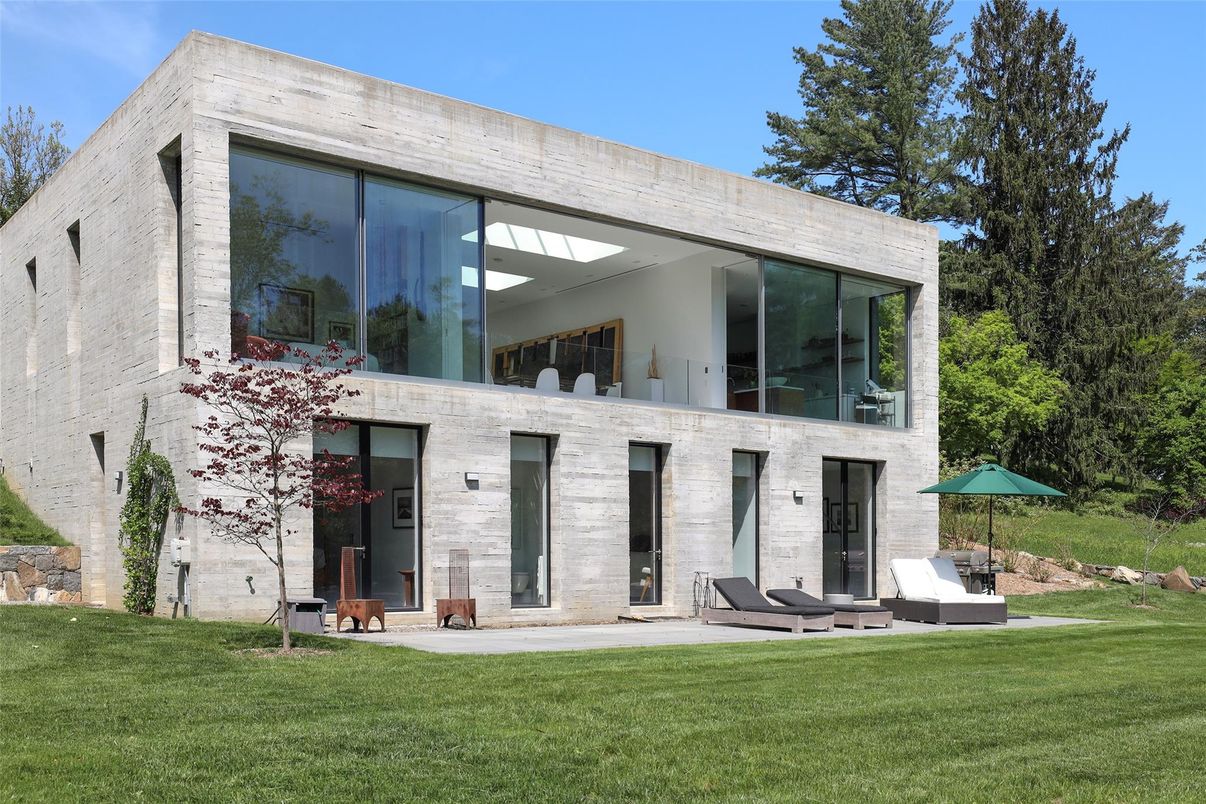 Backyard, Exterior, Facade, Modern