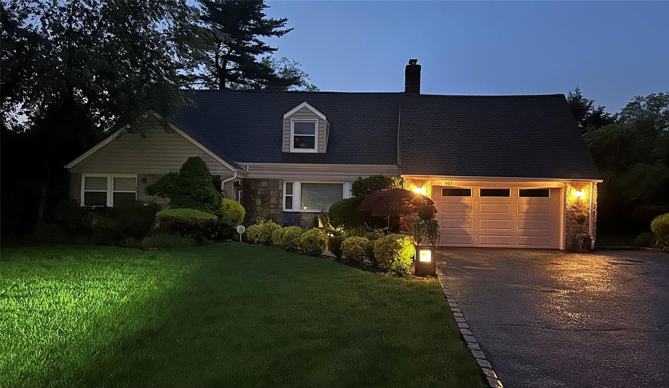 Attached, Exterior, Facade, Cape Cod