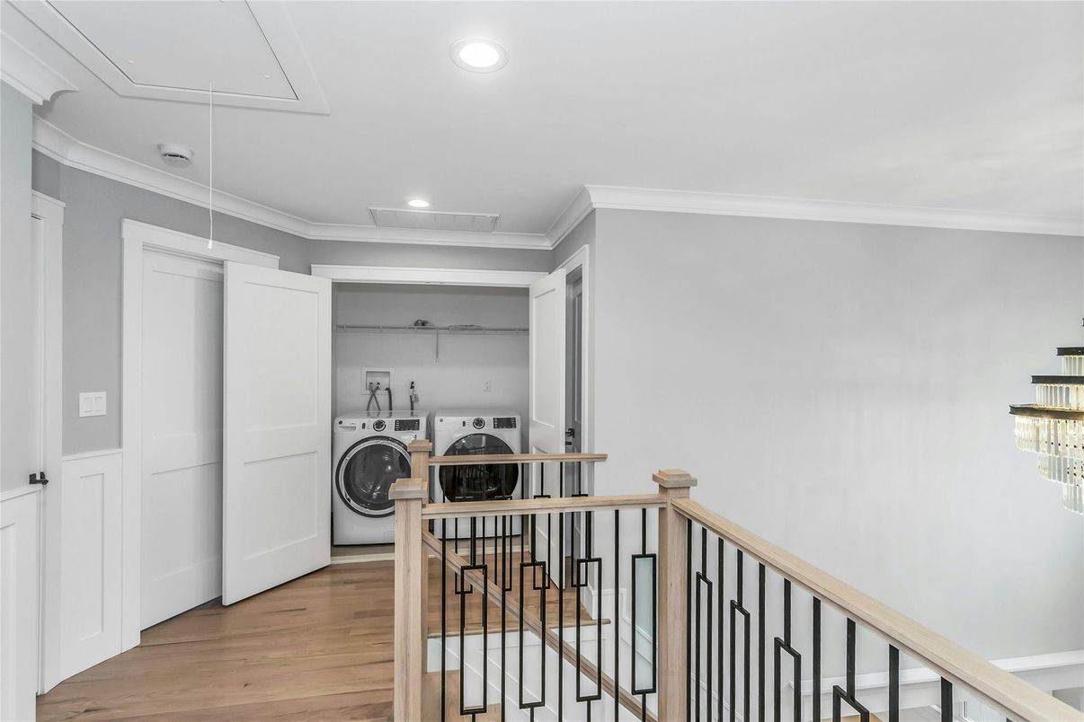 Interior, Recessed Lighting, Washer, Wood Texture Flooring