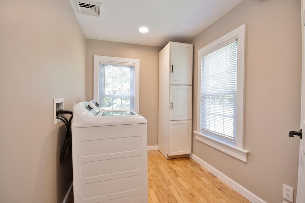 Interior, Recessed Lighting, Washer, Wood Texture Flooring