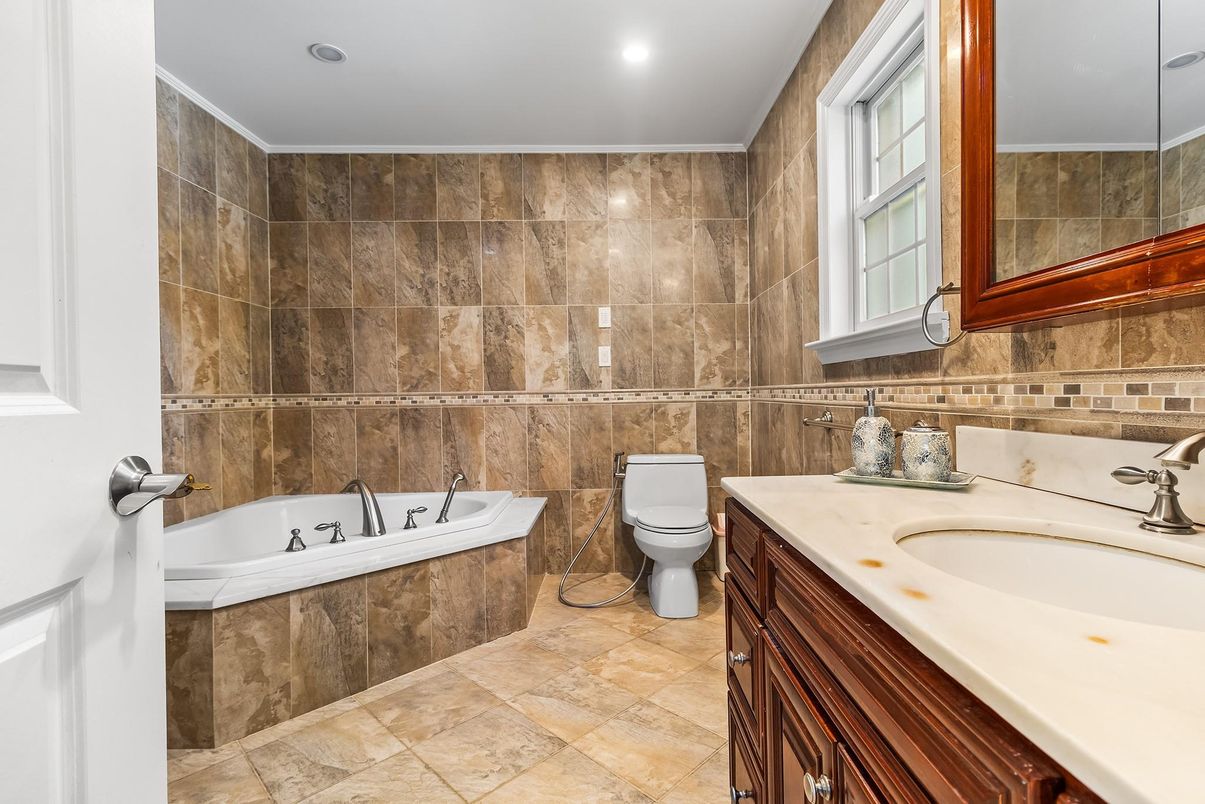 Bathroom, Interior, Recessed Lighting