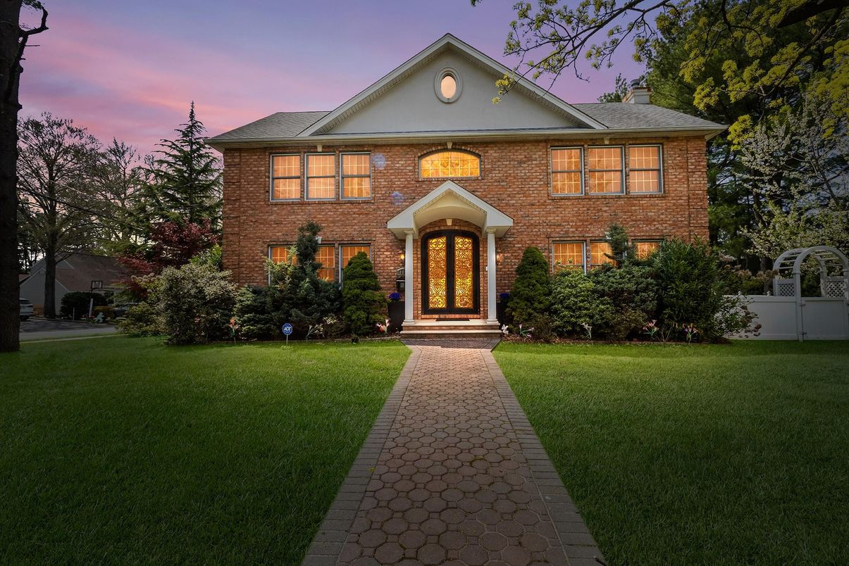 Exterior, Facade, Brick Facade, Georgian