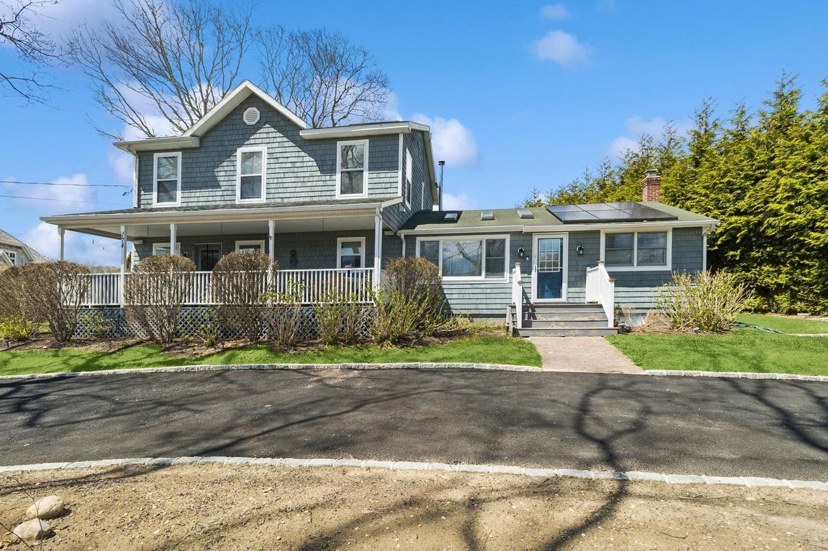 Exterior, Facade, Solar Panels, American Foursquare