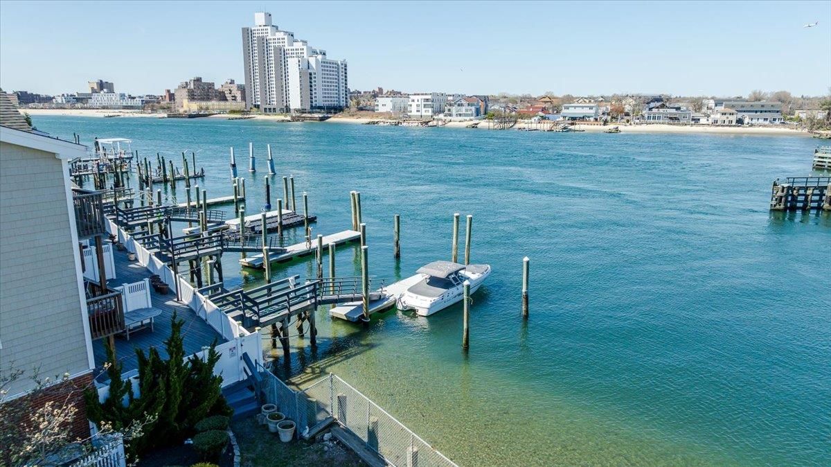 Exterior, Lake