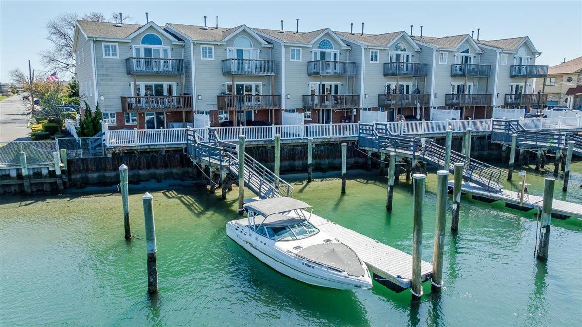 Exterior, Lake
