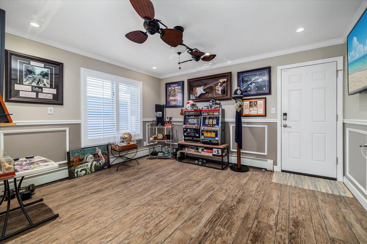 Interior, Recessed Lighting, Wood Texture Flooring