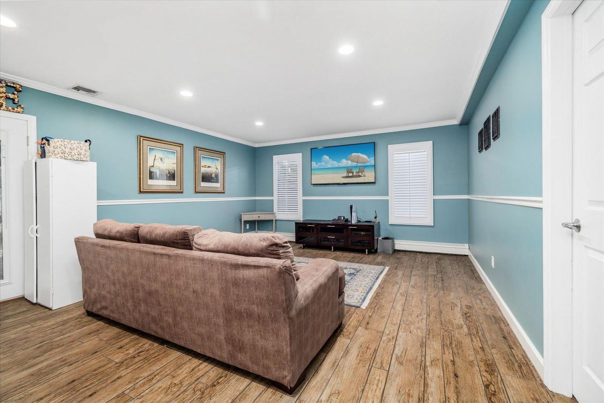 Interior, Living room, Recessed Lighting, Wood Texture Flooring