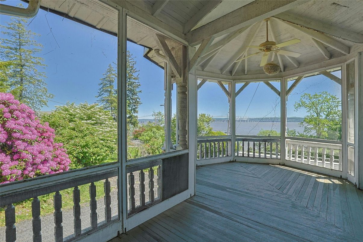 Interior, Sun Room, Water, Wood Texture Flooring