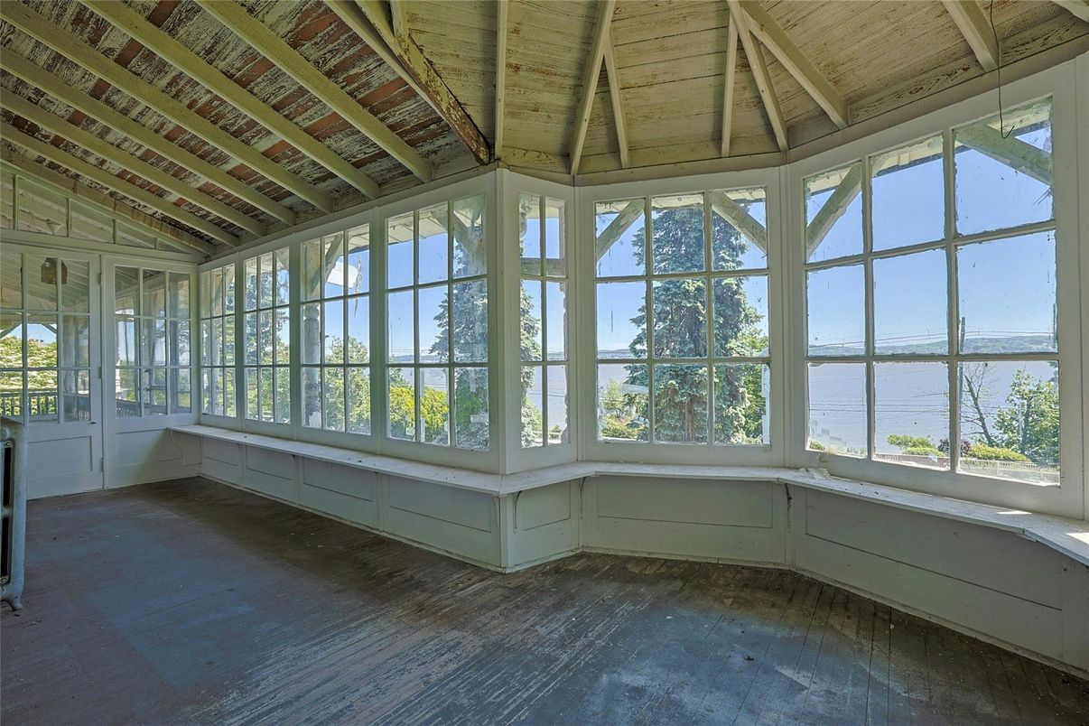 Empty room, Interior, Sun Room, Water, Wooden Ceilings