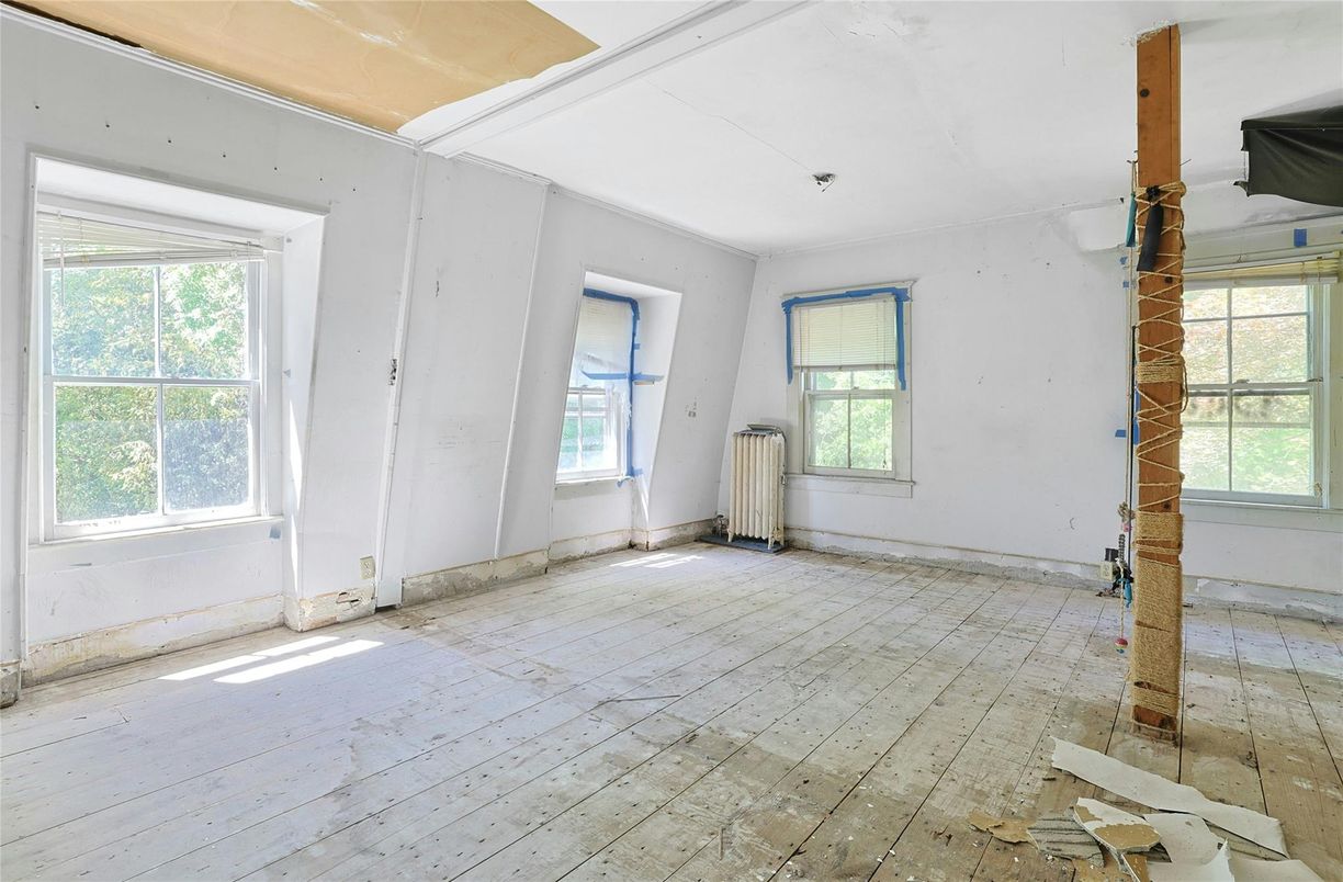 Empty room, Interior