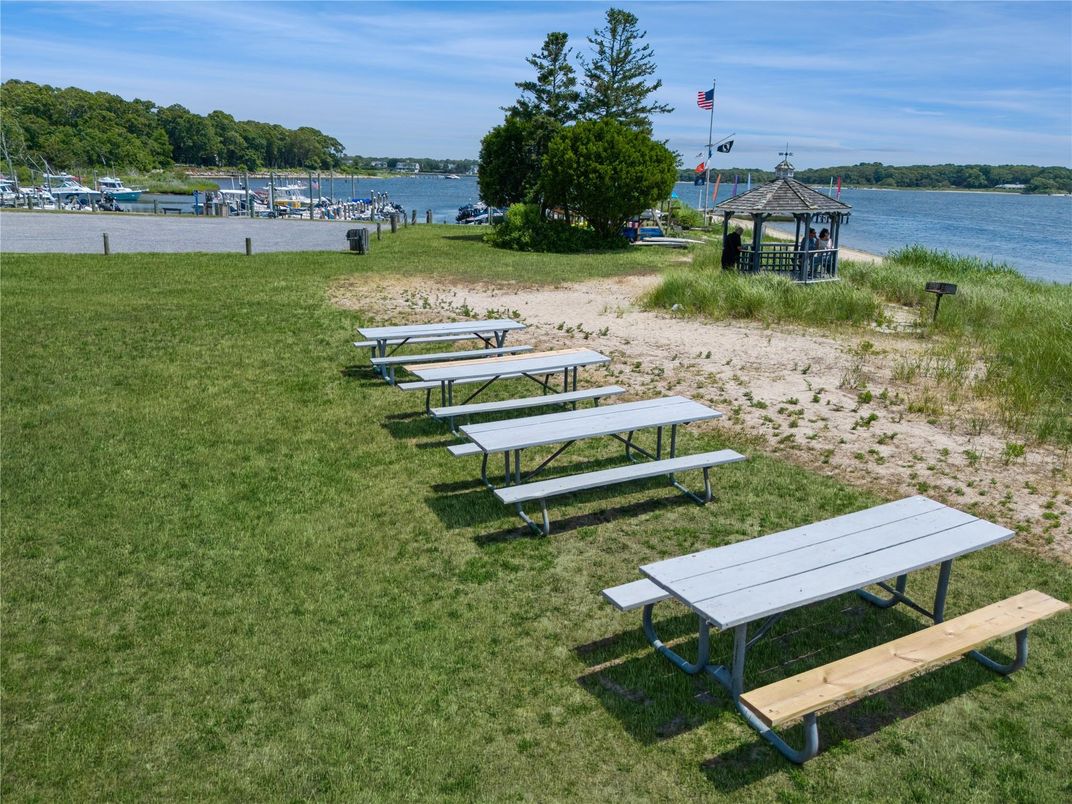 Exterior, Lake