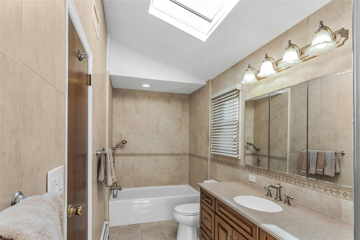 Bathroom, Interior, Recessed Lighting