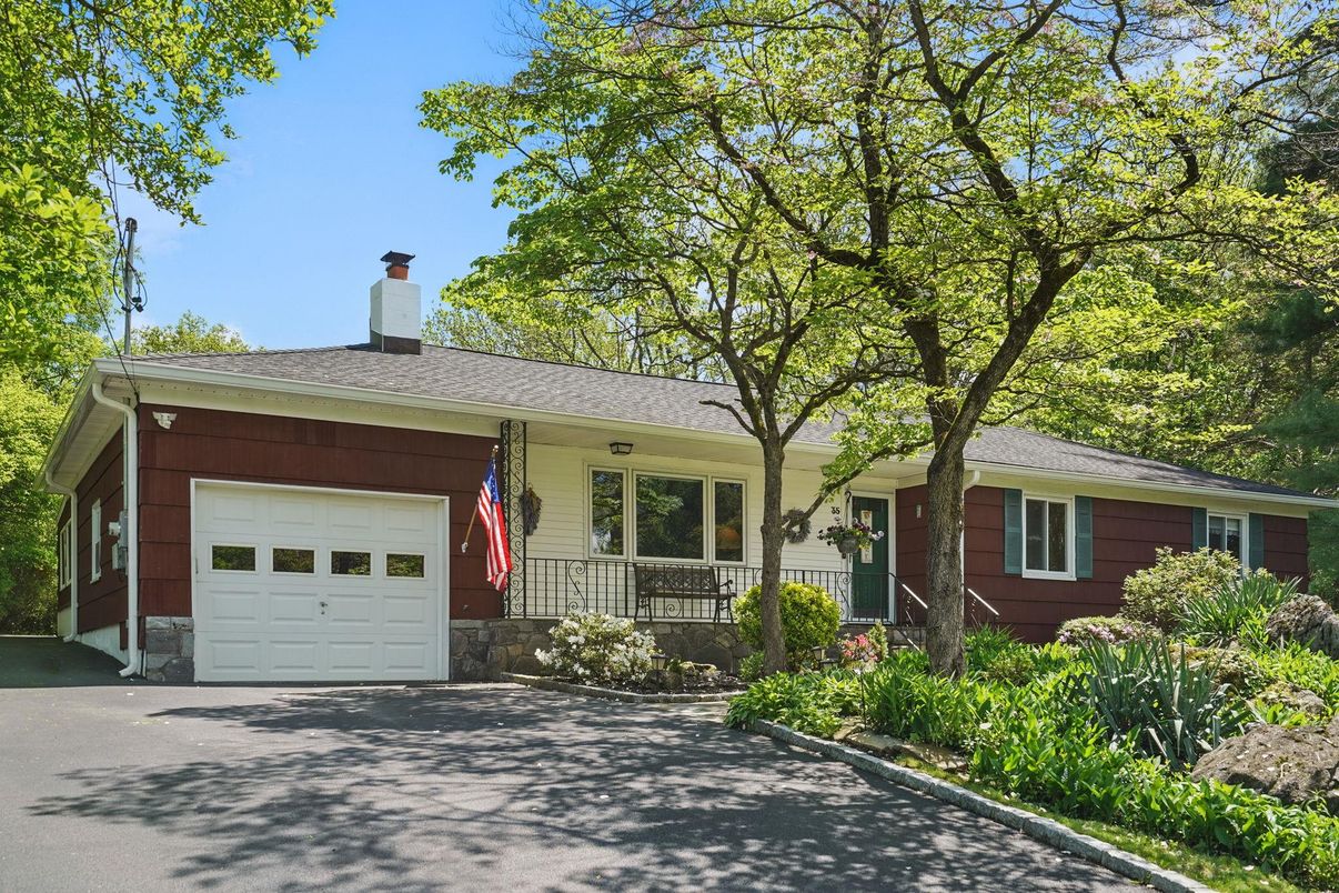 Attached, Exterior, Facade, Ranch