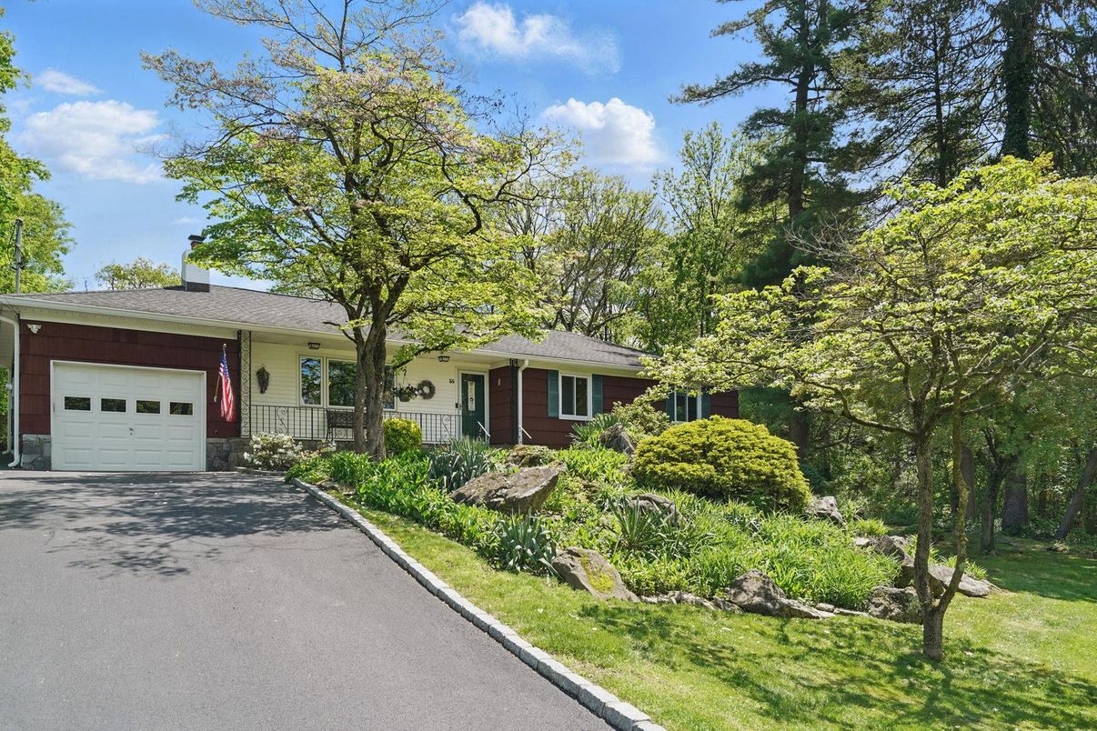 Attached, Exterior, Facade, Ranch