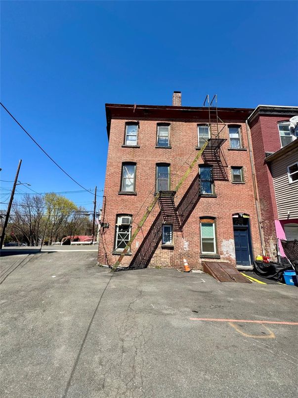 Exterior, Facade, Brick Facade, Rowhouse