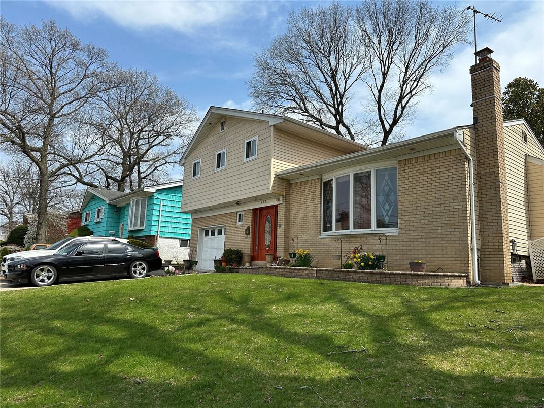 Exterior, Facade, Brick Facade, Split Level