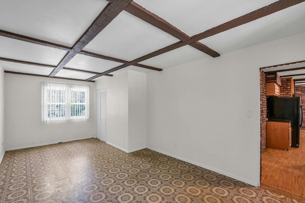 Empty room, Interior, Wooden Beams
