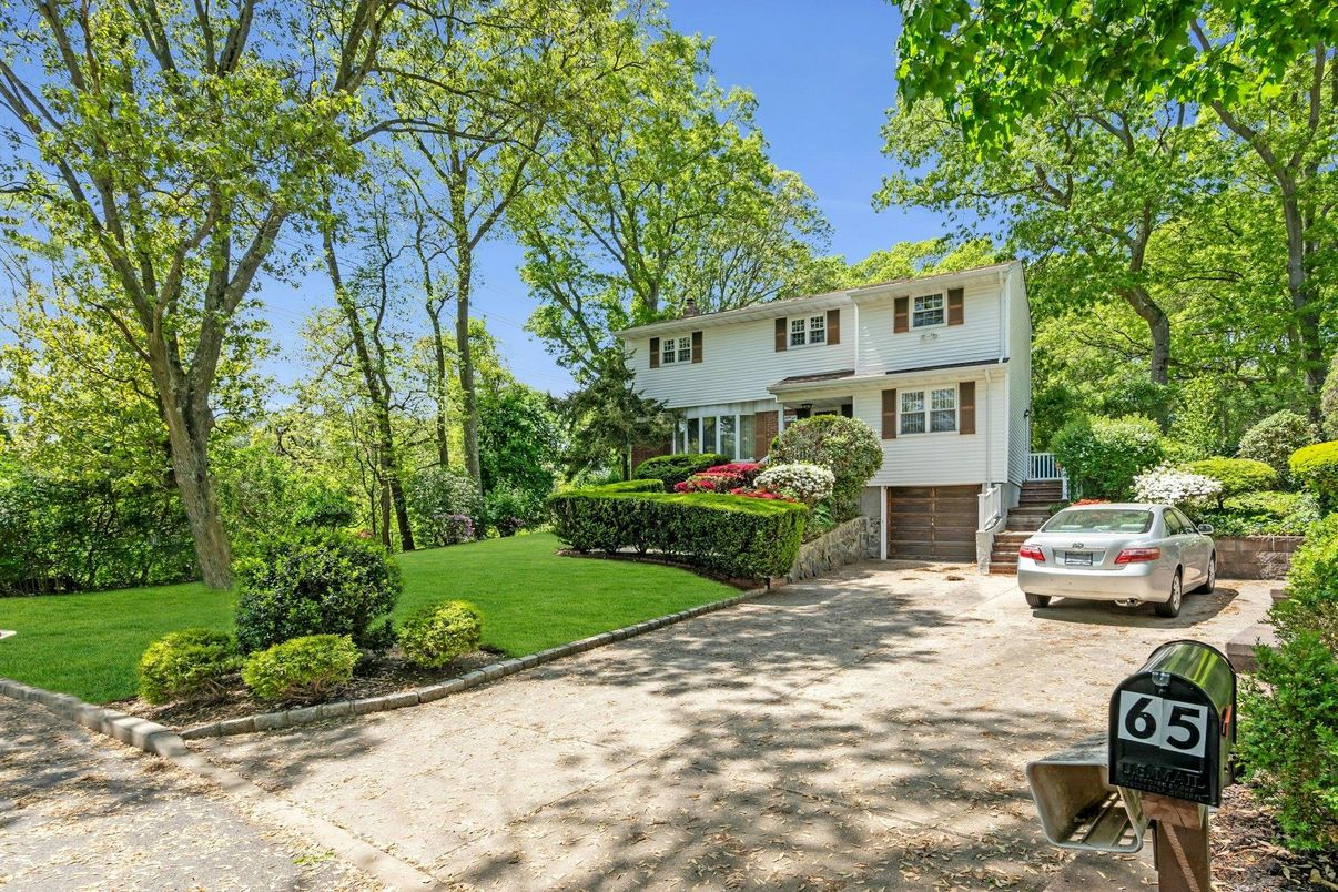 Attached, Exterior, Facade, Raised Ranch