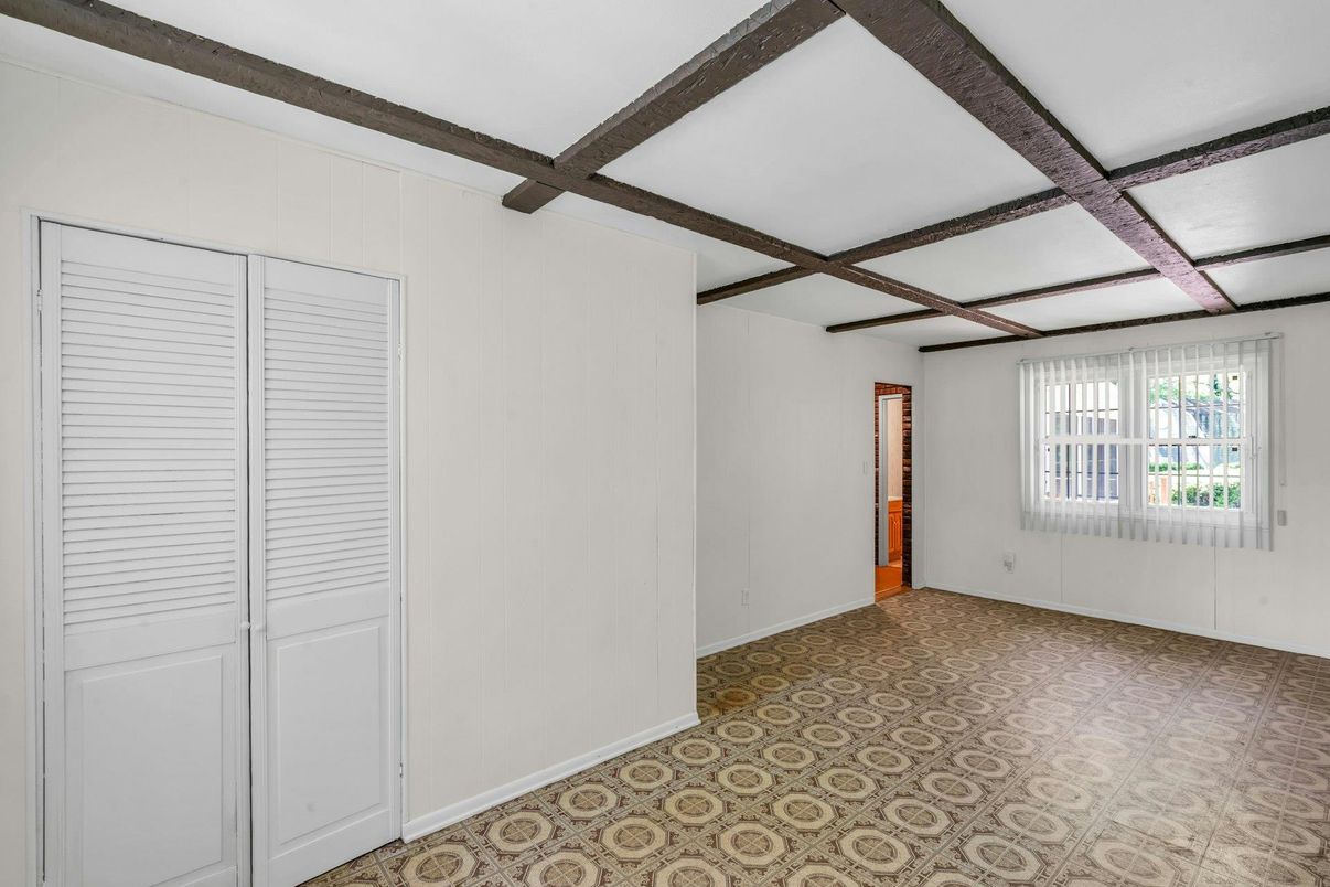 Empty room, Interior, Wooden Beams