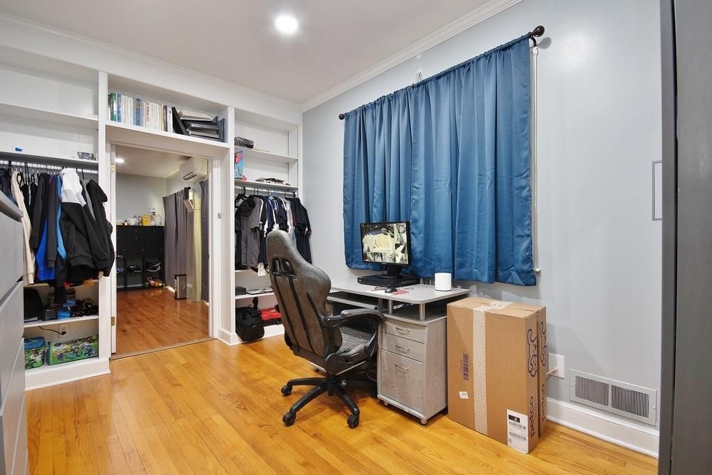 Home Office, Interior, Recessed Lighting, Walk-in Closets, Wood Texture Flooring