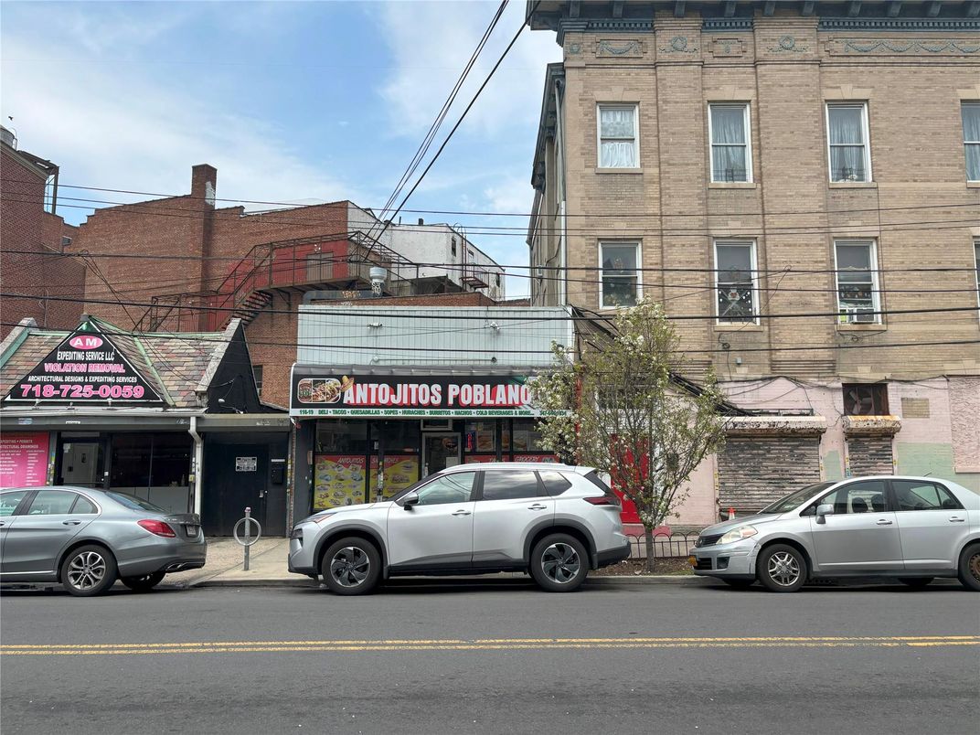 Exterior, Facade, Rowhouse