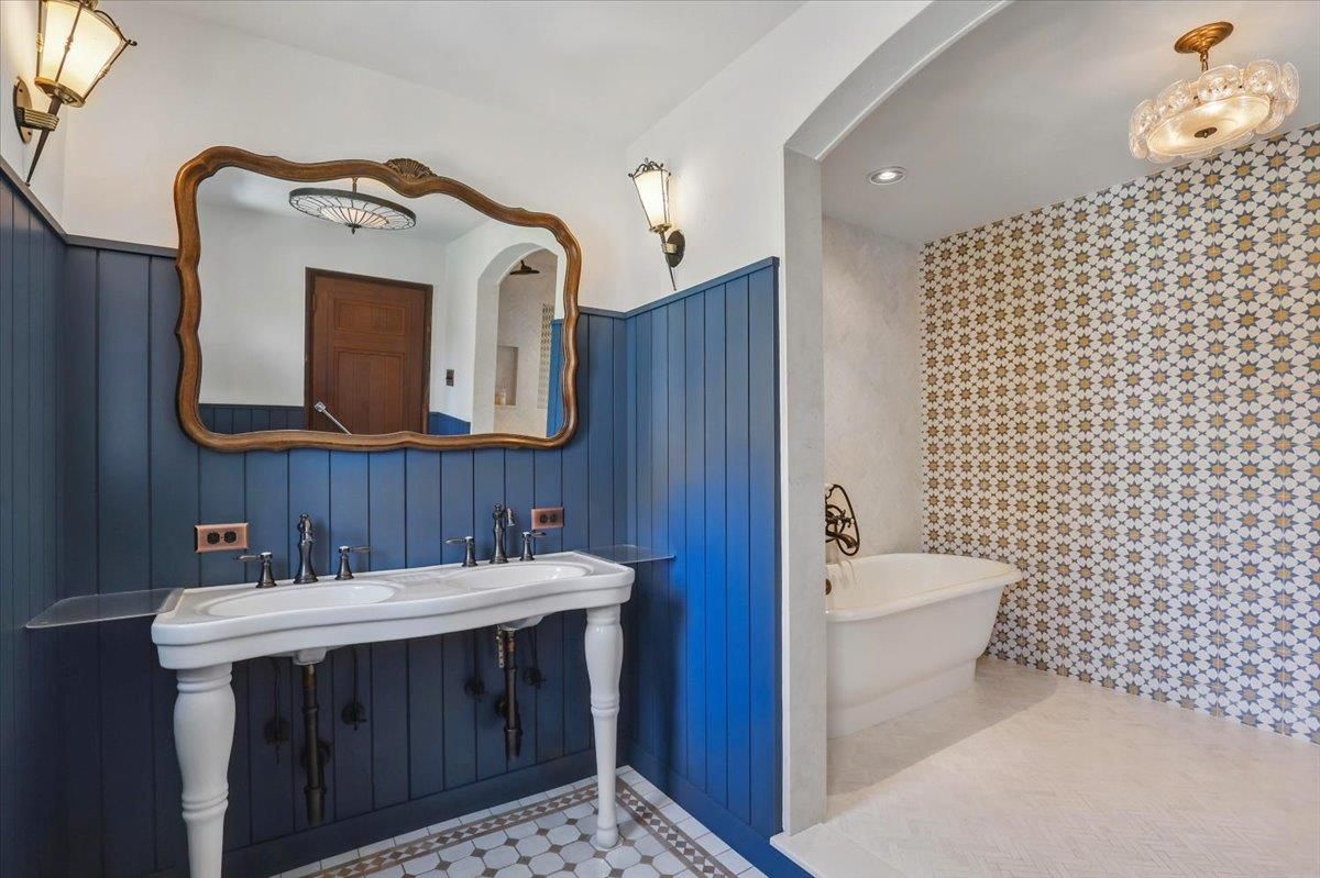 Bathroom, Interior, Recessed Lighting