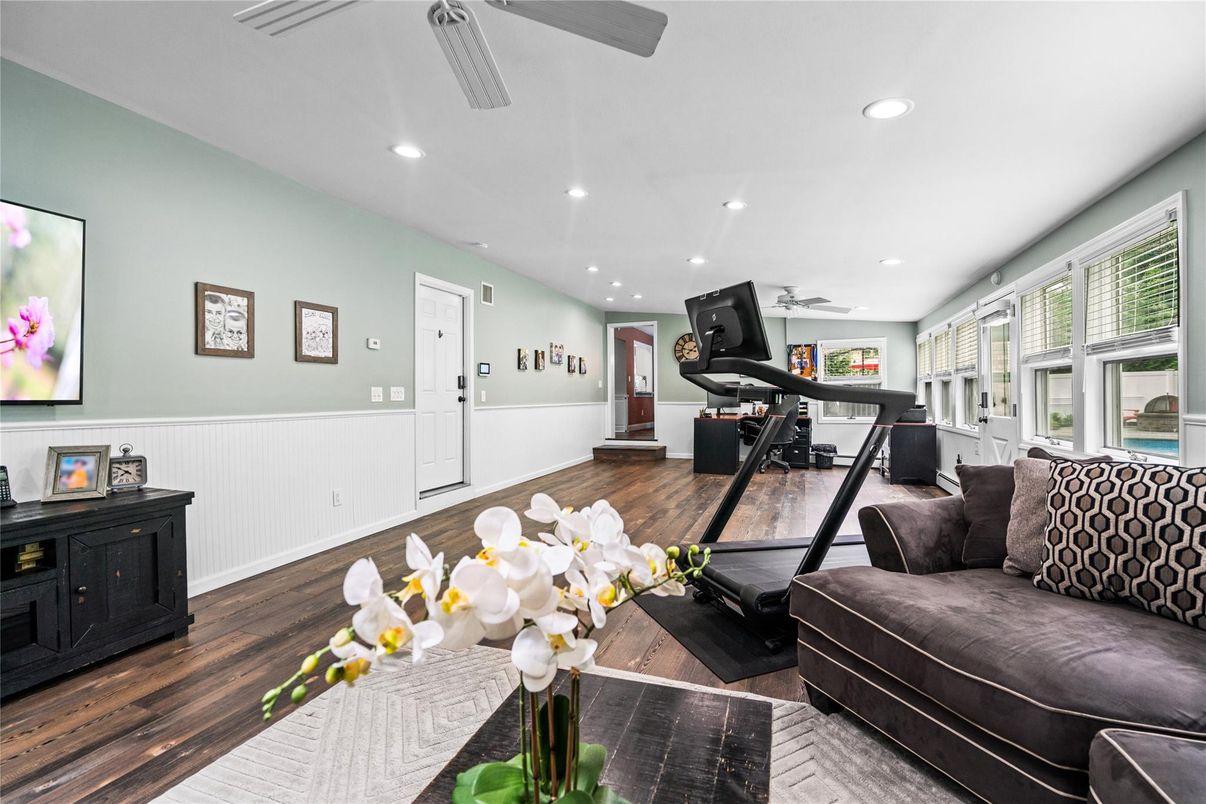 Fitness Equipment, Interior, Recessed Lighting, Wood Texture Flooring