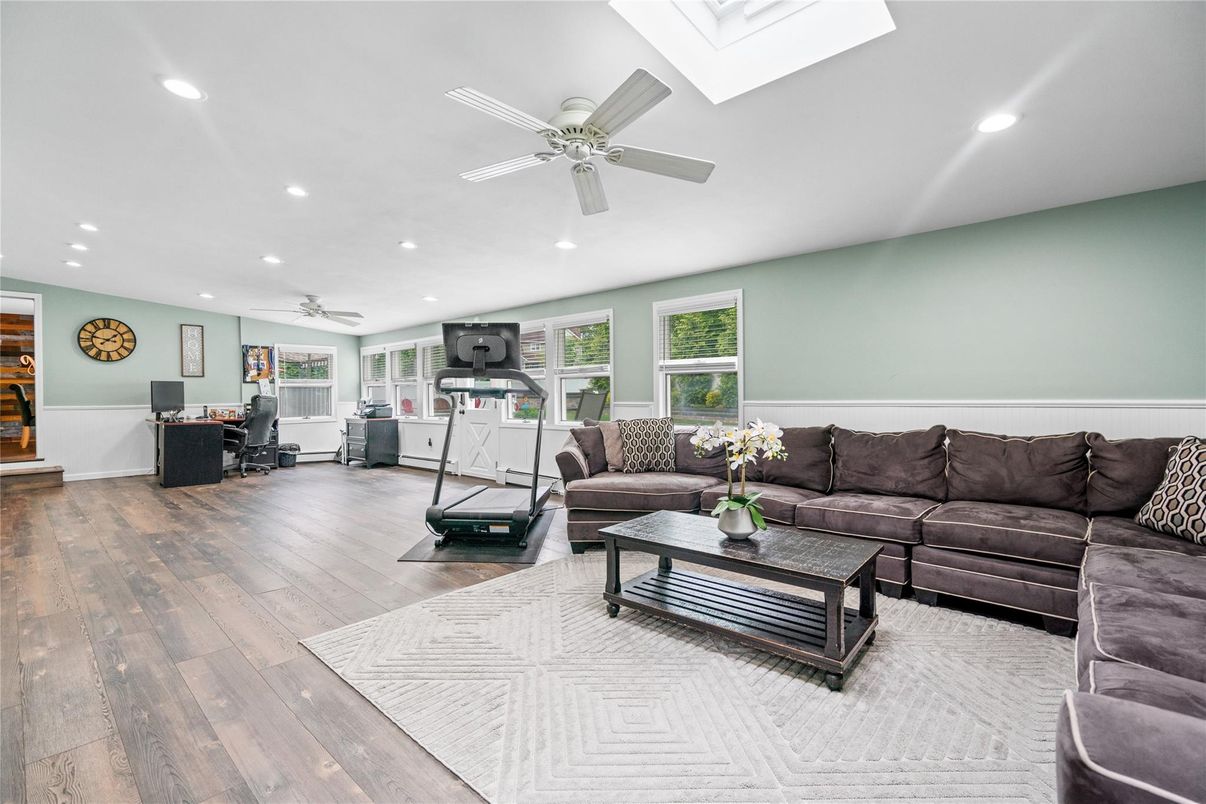 Fitness Equipment, Interior, Living room, Recessed Lighting, Wood Texture Flooring