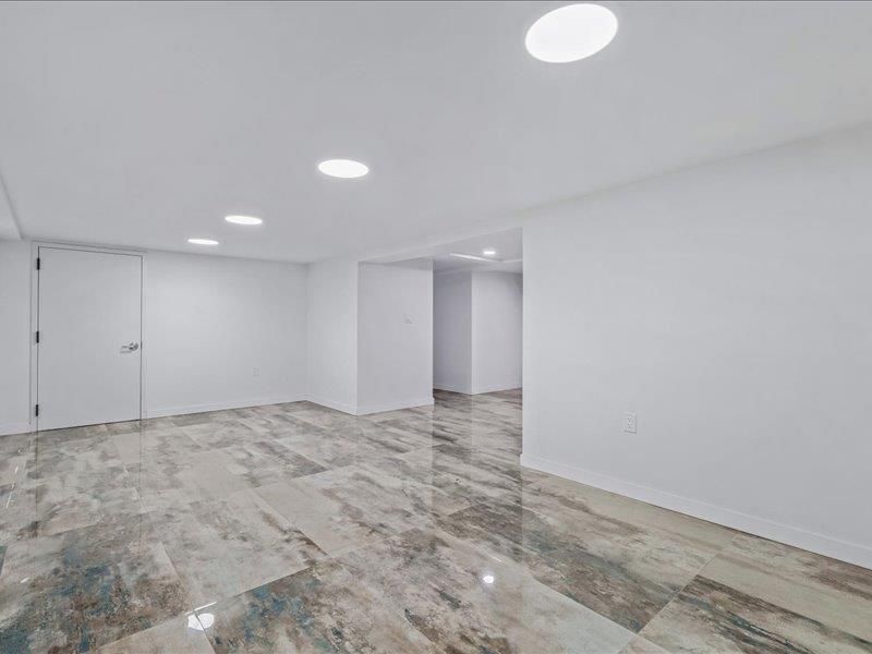 Empty room, Interior, Recessed Lighting