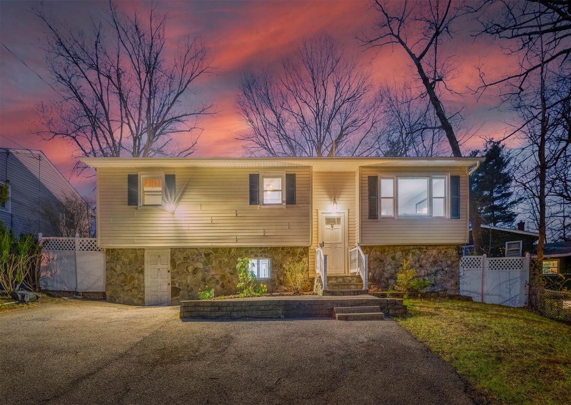 Exterior, Facade, Raised Ranch