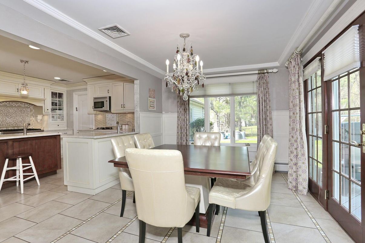 Chandelier, Dining room, Interior, Kitchen, Pendant Lights, Stainless Steel Appliances