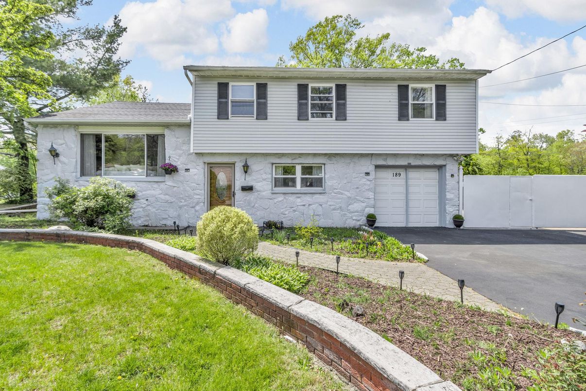 Attached, Exterior, Facade, Split Level