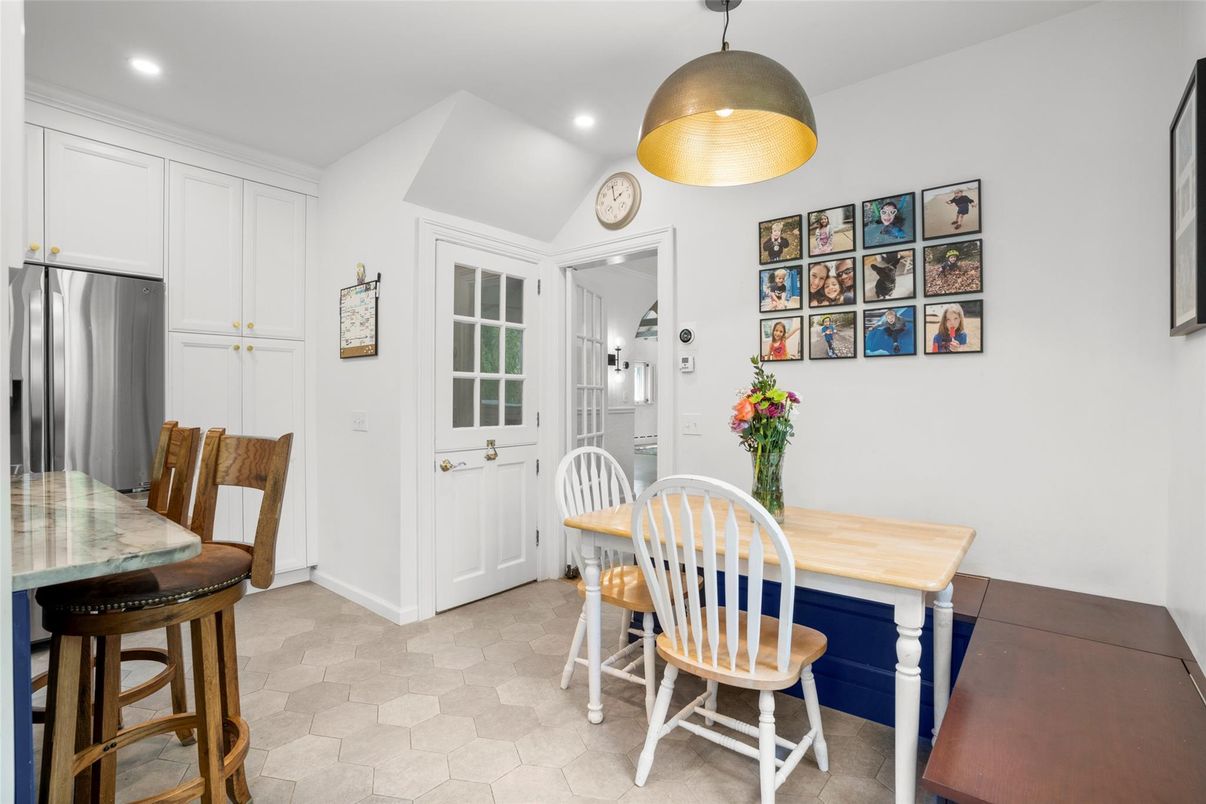 Dining room, Interior, Kitchen, Pendant Lights, Recessed Lighting, Stainless Steel Appliances