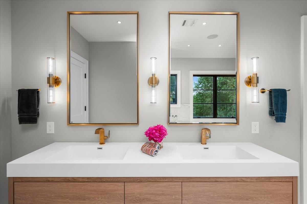 Bathroom, Dual Sink Vanities, Interior, Recessed Lighting
