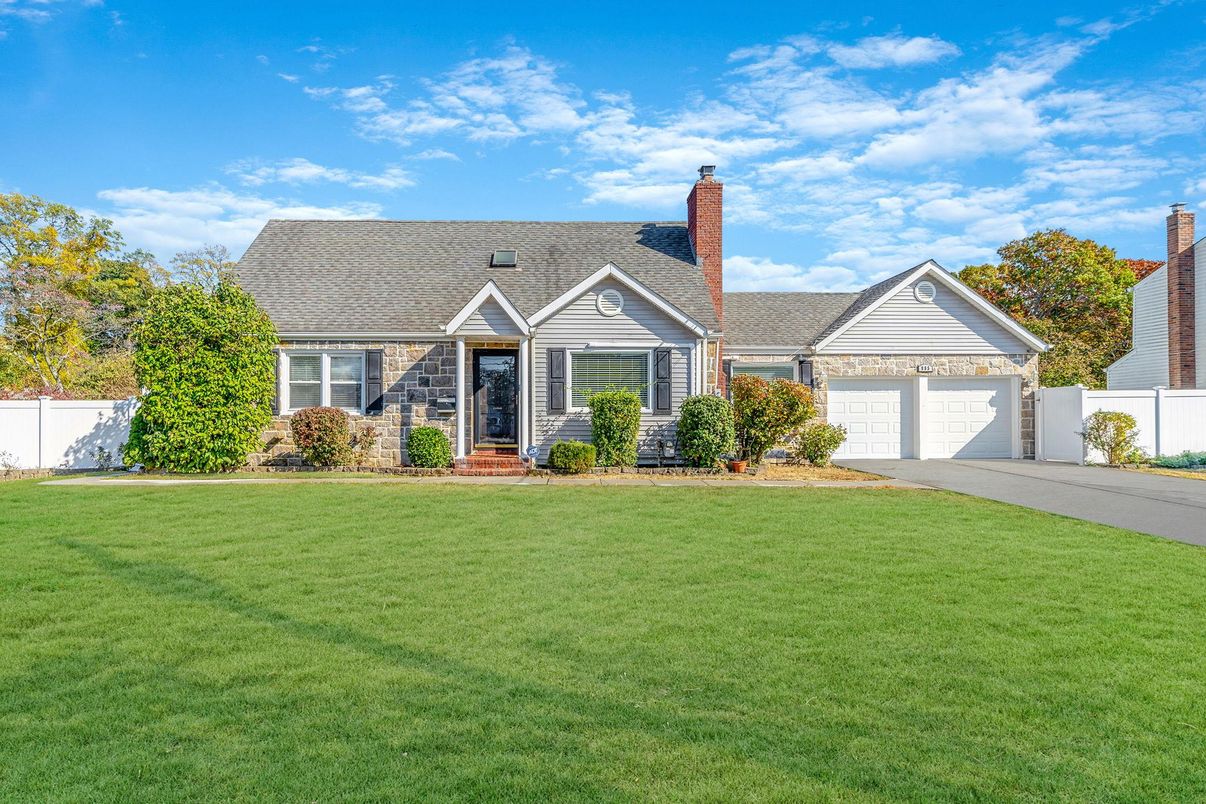 Attached, Exterior, Facade, Cape Cod