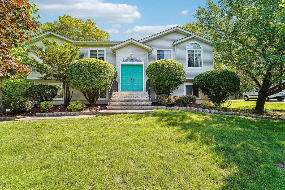 Exterior, Facade, Raised Ranch