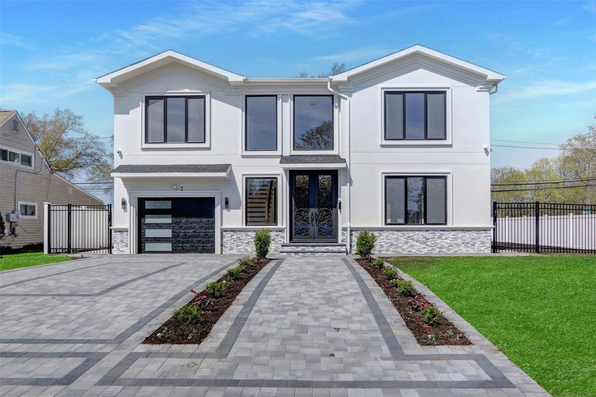 Attached, Exterior, Facade, Farmhouse