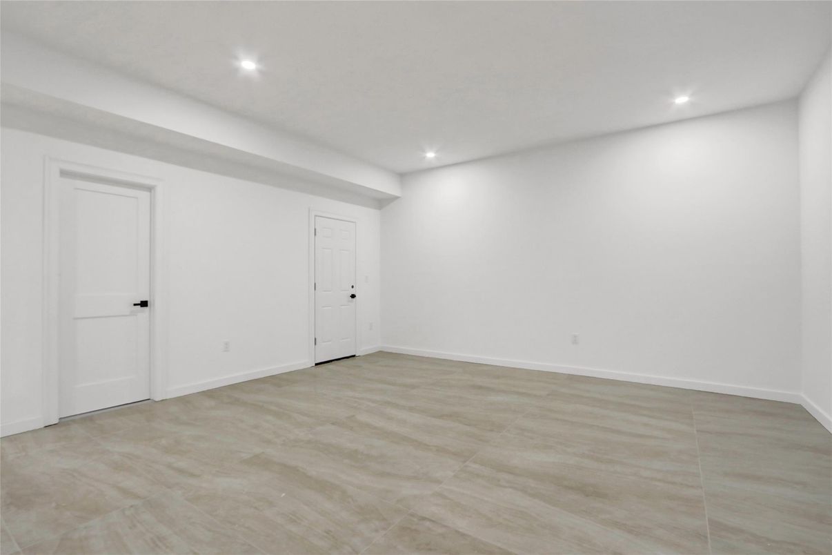 Empty room, Interior, Recessed Lighting