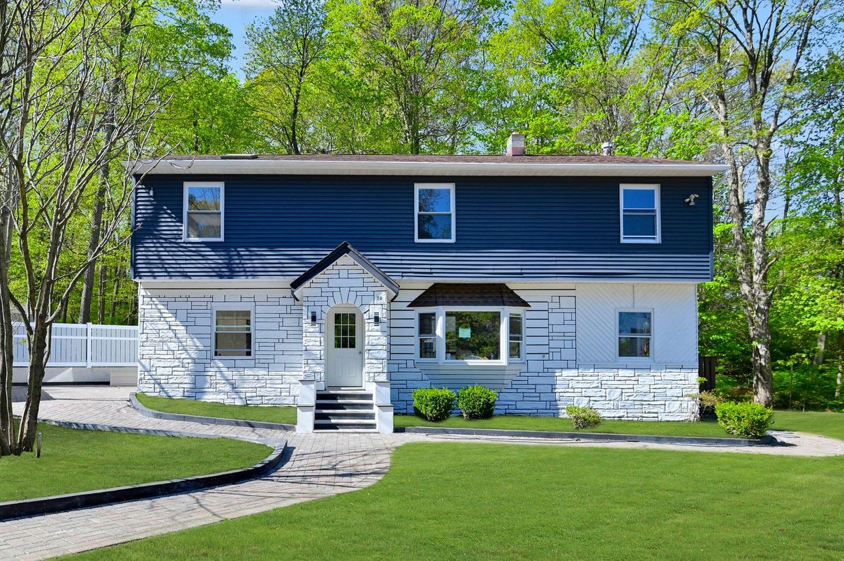 Exterior, Facade, Split Level