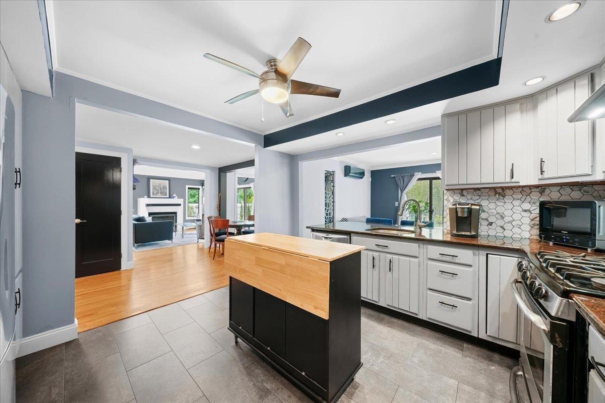 Dining room, Interior, Kitchen, Recessed Lighting, Wood Texture Flooring