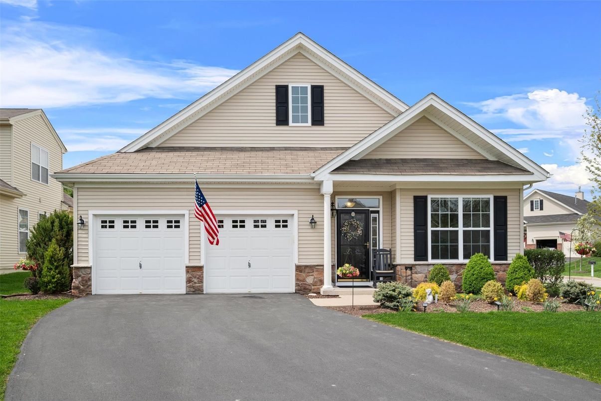 Attached, Exterior, Facade, American Craftsman