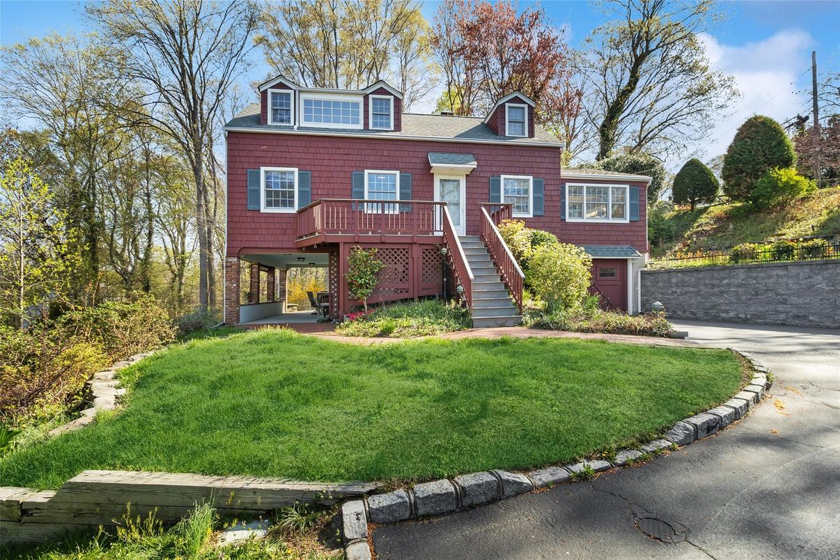 Attached, Exterior, Facade, Brick Facade, Raised Ranch