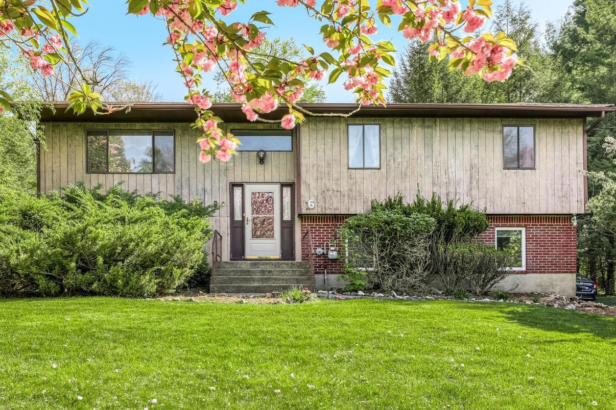 Exterior, Facade, Brick Facade, Raised Ranch