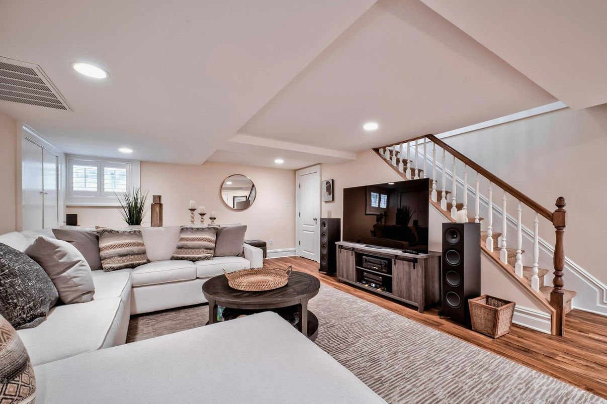 Interior, Living room, Recessed Lighting, Wood Texture Flooring