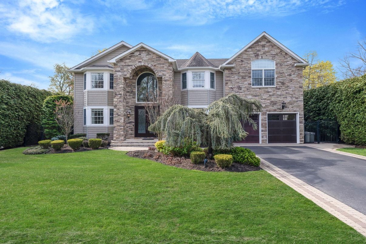 Attached, Exterior, Facade, Brick Traditional