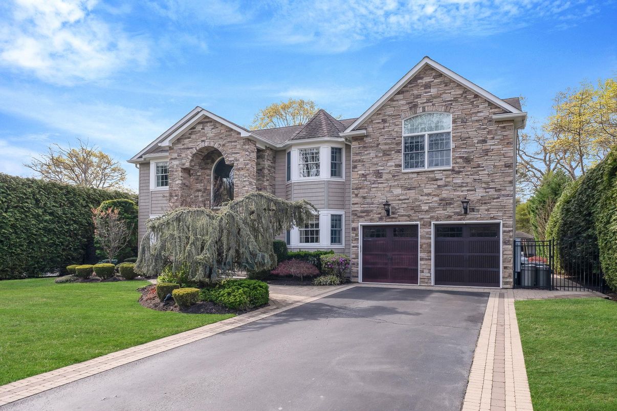 Attached, Exterior, Facade, Brick Traditional