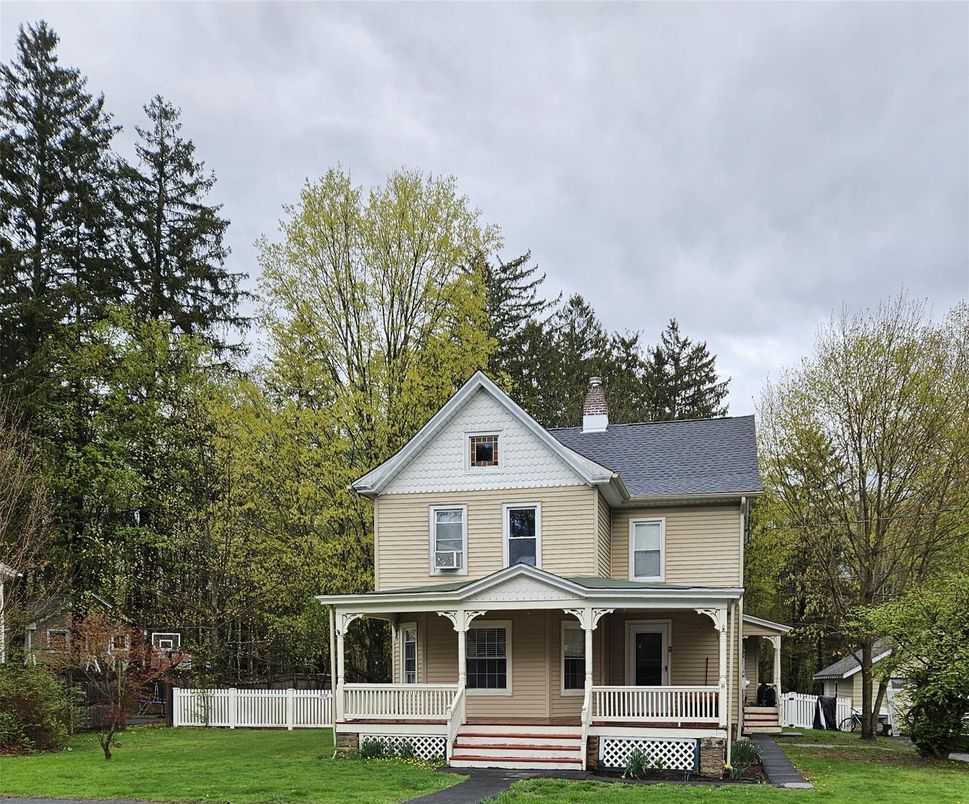 Backyard, Exterior, Facade, Queen Anne Victorian